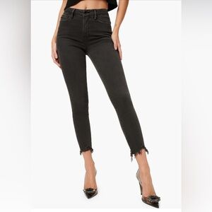 Good American Black Ankle Cropped Skinny Jeans with Chew Hem